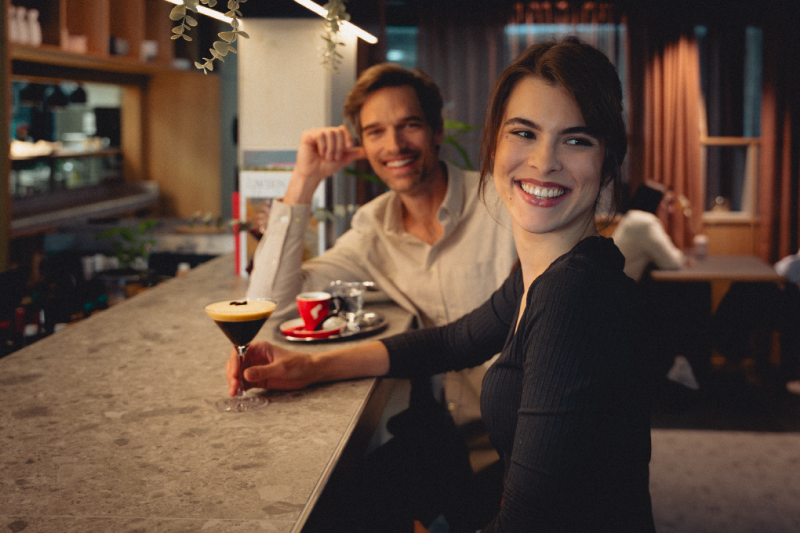 We-Moment_Bar-After-Work_Friend-Arrives_Red-Cup-Cocktail-(800px)